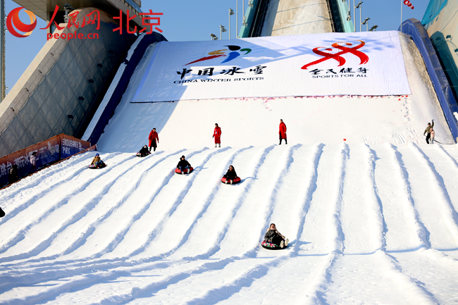 冷却塔里溜冰 大跳台上雪圈冲浪……首钢园冰雪汇戏雪新升级(图1)