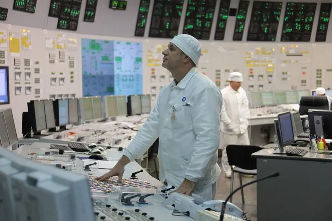 偷袭核电站摧毁冷却塔致俄6座核反应堆冷停机？欧洲炸锅了(图2)