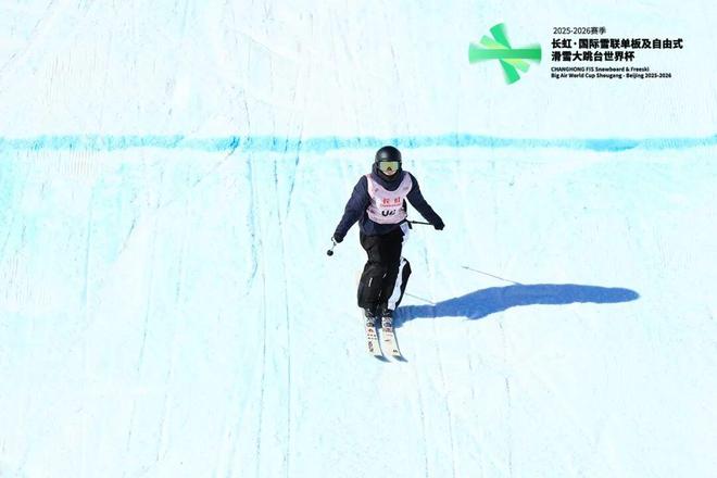 大跳台世界杯北京站展开首日角逐！刘梦婷、韩林杉携手晋级女子自由式决赛(图1)